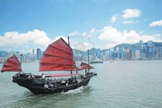 10173145-bateau-indesirable-aupres-des-touristes-a-hong-kong-victoria-harbour